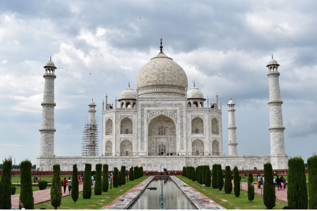 Agra Ka Taj Aur Ek Chhupi Si Muskaan